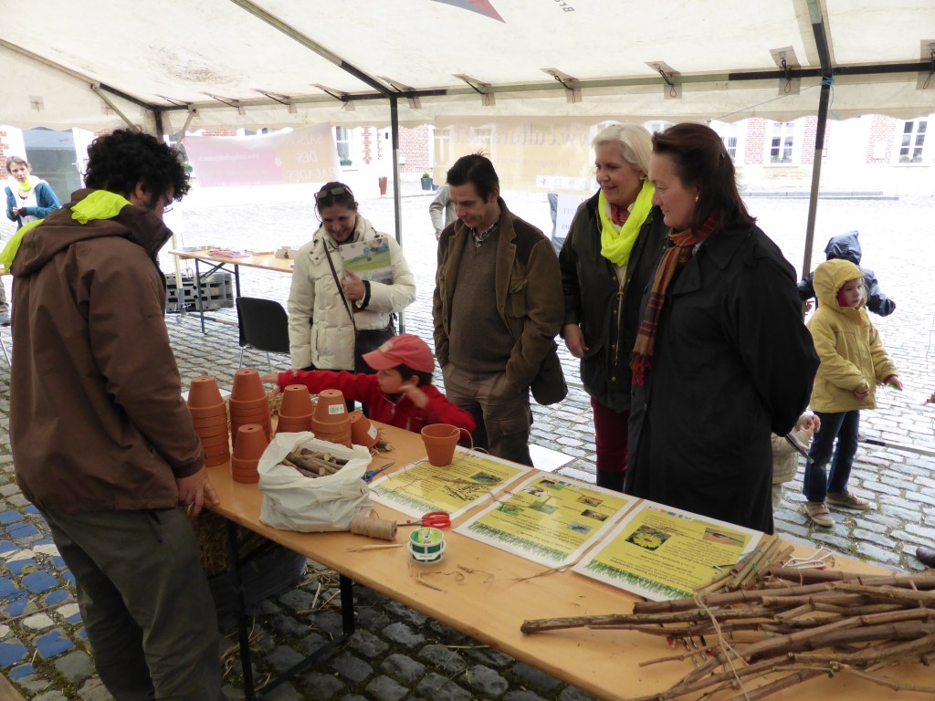 Des nichoirs pour les insectes - astuce dans votre jardin.  Sous l'oeil bienveillant de notre échevine de l'environnement, Brigitte Wiaux