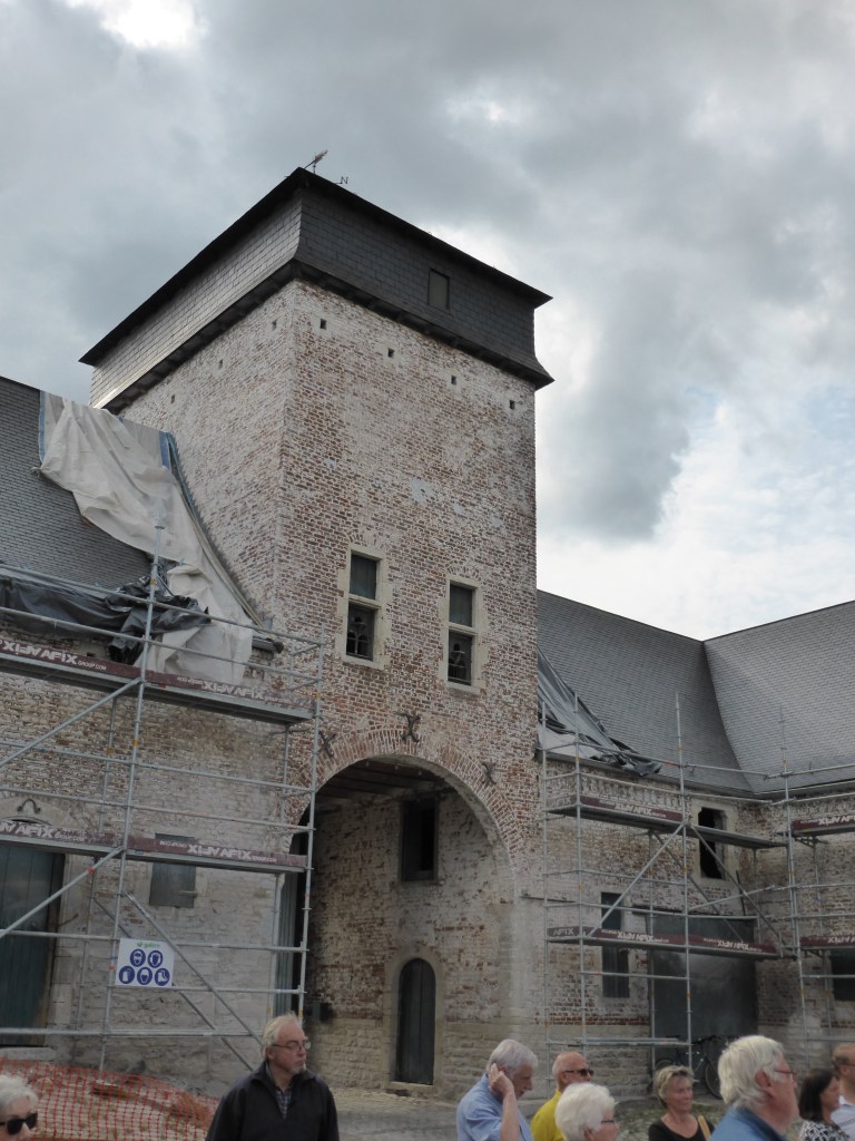 Le porche d’entrée et son colombier