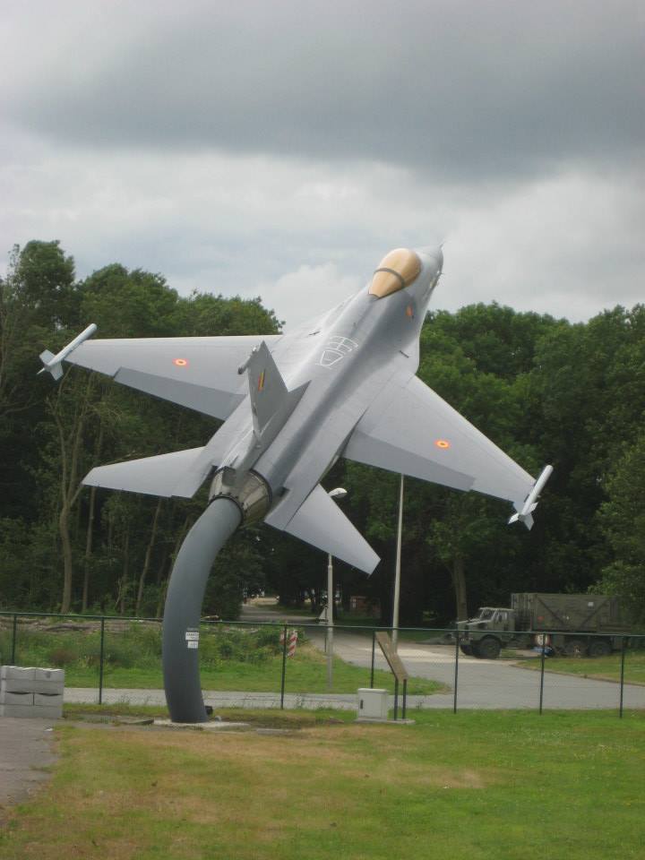 Un F16 sera toujours présent à la base comme monument (photo par Luc Jandrain)