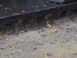 Détail des pavés pendant les travaux, en dessous du bitumen pas encore enlevé