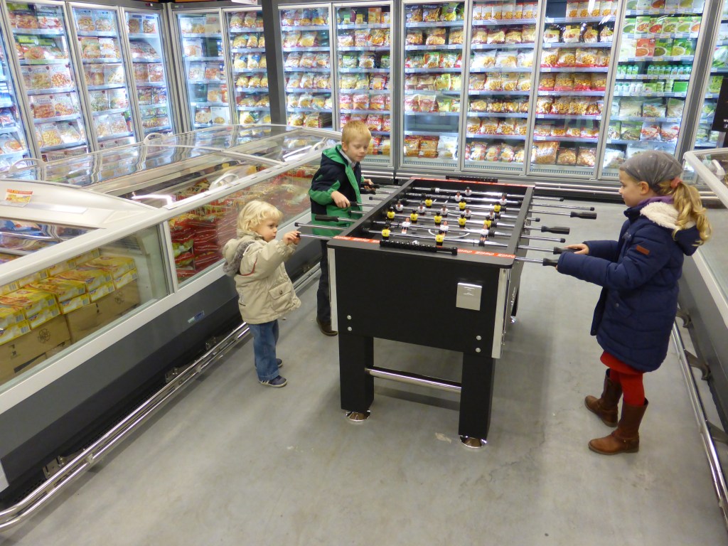 Quelque chose qu'on ne voit pas tous les jours: un "kicker" dans le rayon congélateur ... au grand plaisir des enfants!