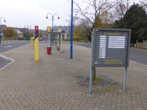 Les quais de bus de la halte "vicinale" d'Hamme-Mille. "Vicinale" réfère vers l'ancienne station de tram, au même endroit
