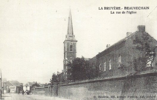 Rue de l'église à La Bruyère. Carte postale reprise du livre "Beauvechain au fil du temps" par M Deconinck.