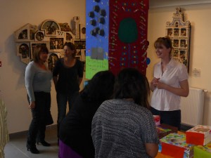 Les visiteurs dans l'exposition