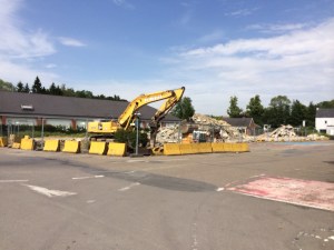 L'ancien batiment du Champion / AD Delhaize / Ray. Le bulldozer se trouve ou il y avait avant l'entrée