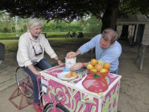 ... Brigitte Wiaux, échévine de l'environnement. Mais pour avoir de l'électricité pour la presseuse, il fallait pédaler ...