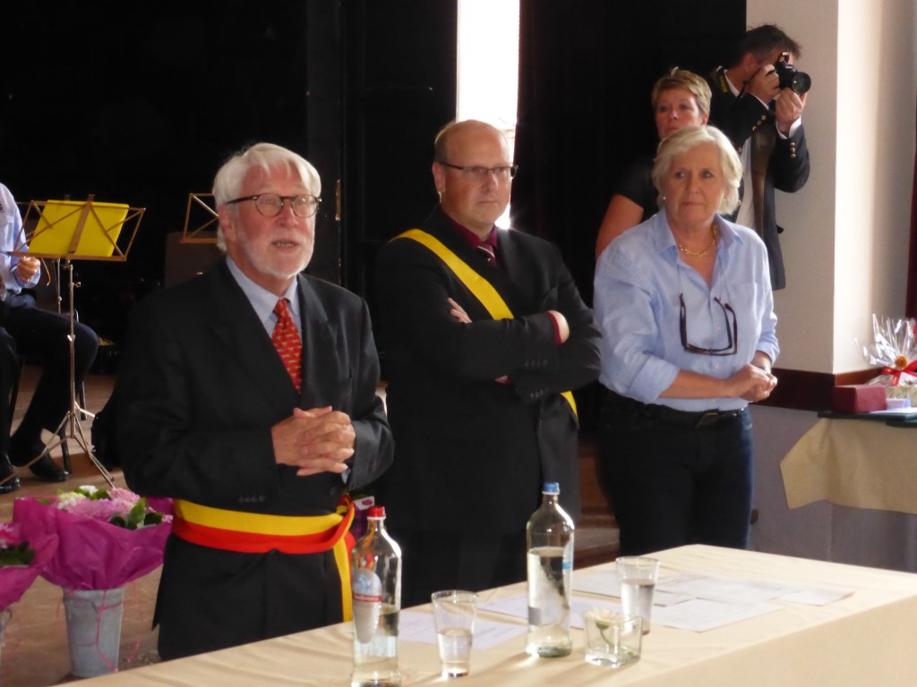Marc Deconinck (bourgmestre) en train de raconter quelques anecdotes, pendant que Luc Gathy (président CPAS) et Brigitte Wiaux (échevine pour l'intergénérationnel) regardent.