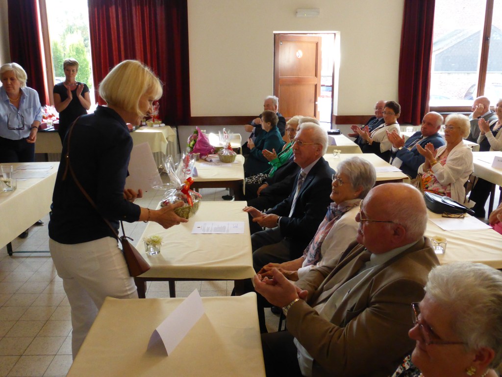 Chantale Lecluse-Lahaye (conseillère CPAS) distribue des fleurs