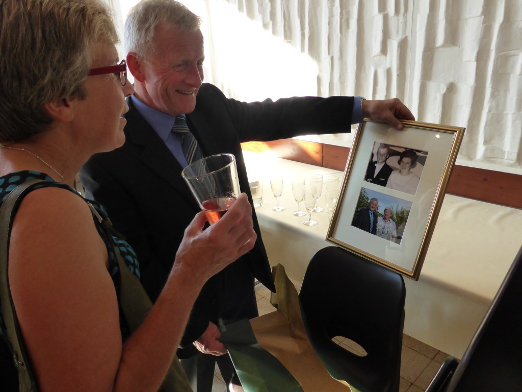 Raymond Evrard (échevin mais aussi jubilaire) montre fièrement les photos a Monique Lemaire-Noel (conseillère communale)
