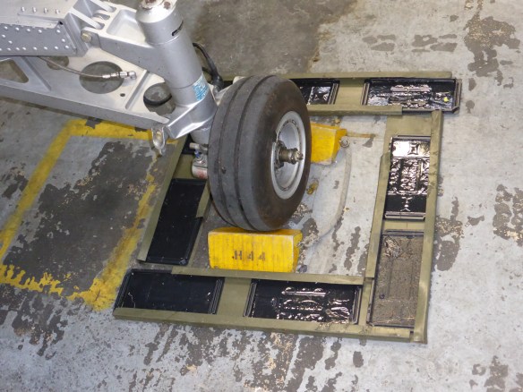 Petite astuce pour se défendre … contre les souris ! On nous a demandé avec insistance de ne pas marcher dessus car ça colle !