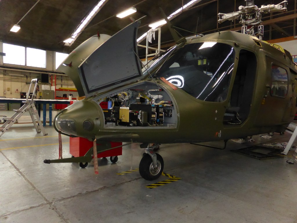 Hélico en cours d’entretien. Vous remarquerez  les « cable cutters » en dessous et au-dessus de l’engin (ils servent à couper un câble électrique en cas de besoin…).