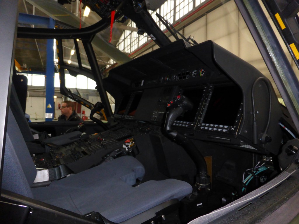 Cockpit du NH90. Look moderne ... et les sièges me paraissent très comfortable aussi!