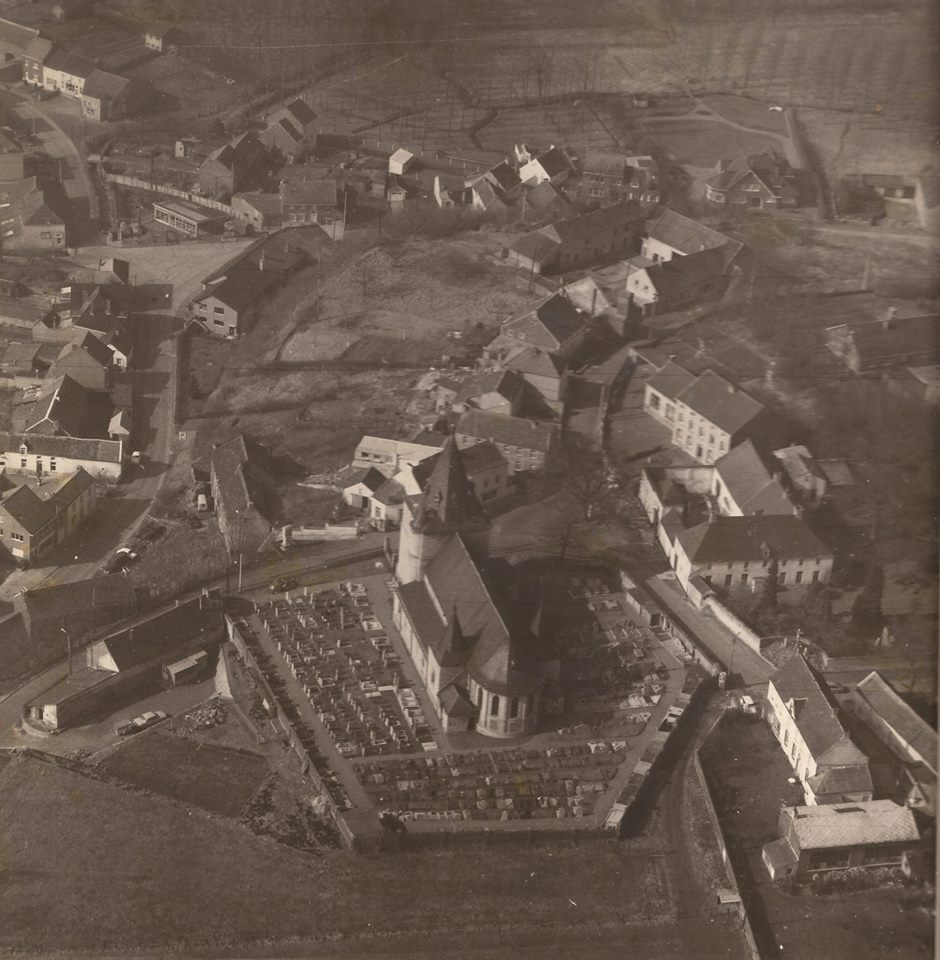 Vue aérienne de Tourinnes-La-Grosse, fin des années soixantes. Publié avec permission.