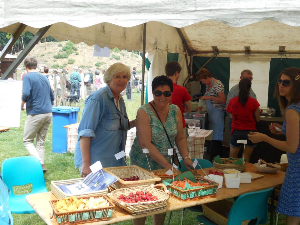A l’accueil, Brigitte Wiaux, échevine de l’Environnement et Marie-José Frix, conseillère communale faisant goûter des produits du terroir. Photo Luc Jandrain