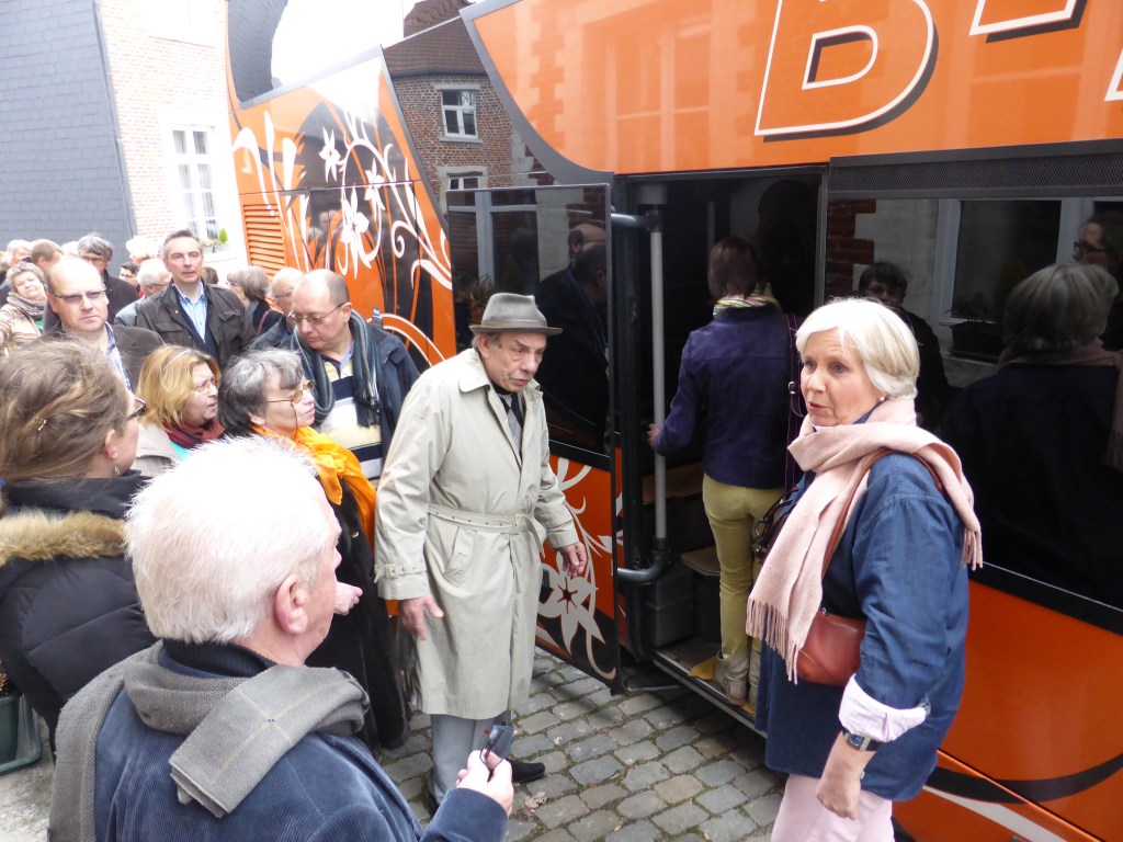 Tout le monde monte dans le car. Brigitte Wiaux, échevine, veille a que tout ce passe bien.