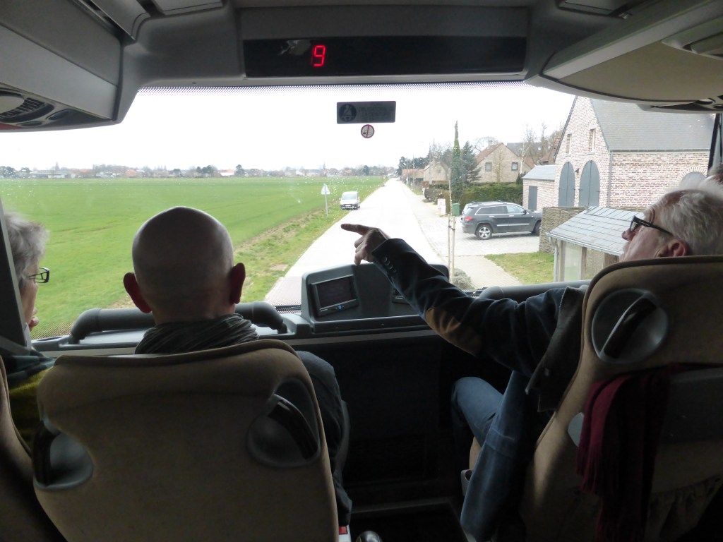 En indiquant les belles endroits de la commune.