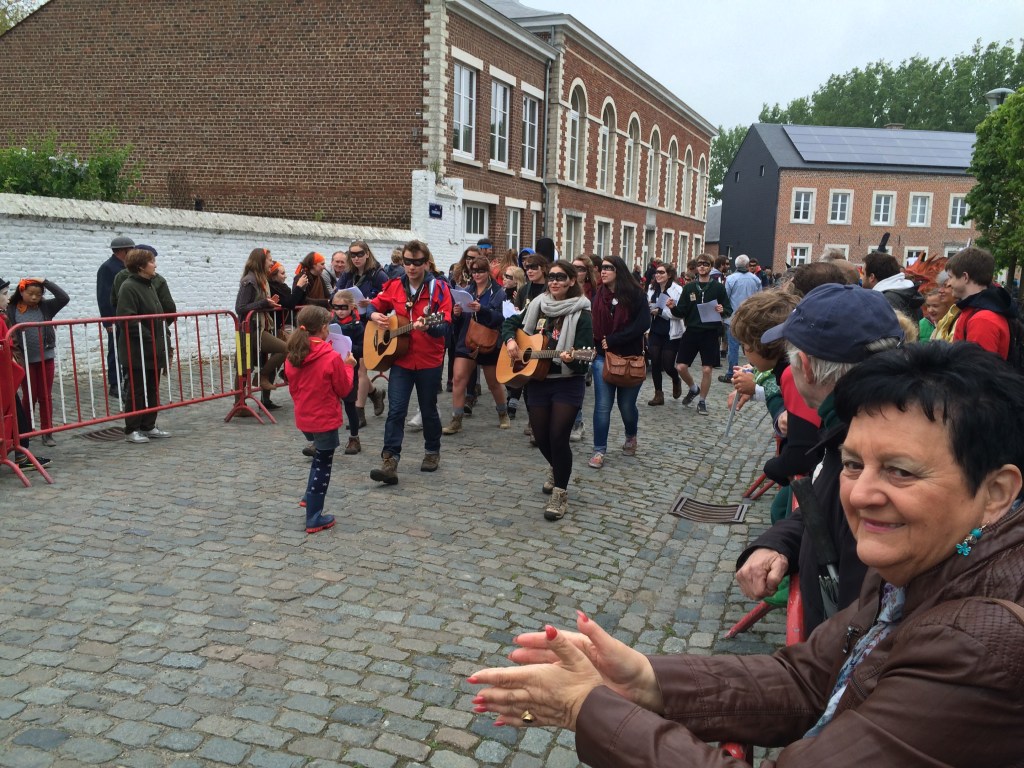 Les scouts de l'unité Saint-Exupéry (Tourinnes), acclamé par le public. A droite, Marie-José Frix, conseillère communale