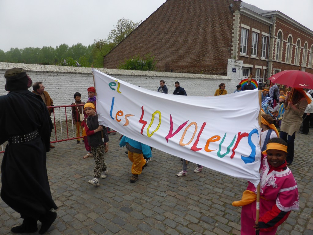 Les écoliers communaux en brigands connues