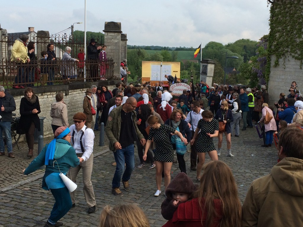Tourinnes en fête, comme tout le long du parcours de cette fantastique parade!