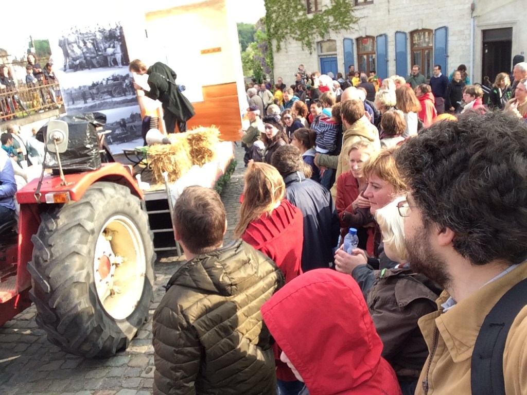 Fin de la parade avec le char de La Bruyère. A droite, Bruno Van de Casteele (conseiller CPAS)