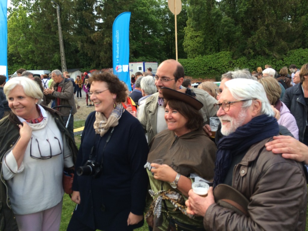 Lors de l'ambiance populaire derriere l'église: Brigitte Wiaux (echevine), Siska Gaeremyn (conseillère communale), Matthieu Michel (député provincial), Carole Ghiot (1ere échevine), Charly Uytterhoeven (derriere le mayeur) et Marc Deconinck, bourgmestre