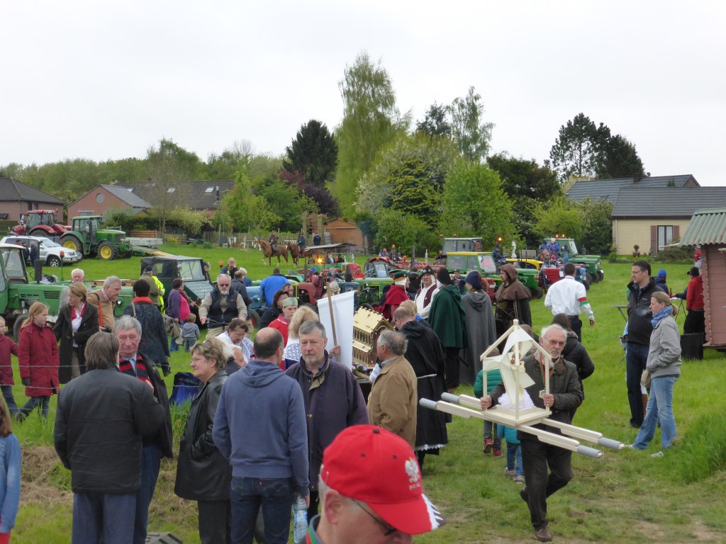 Les dernières préparations avant la procession.