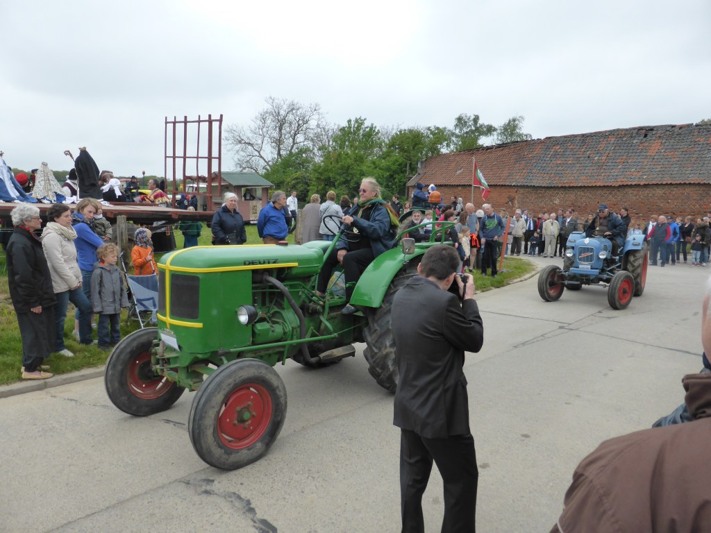 Début de la procession avec les tracteurs.