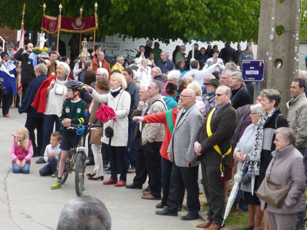 Dans le public, nombreux personnalités du village. Ici notamment, Marc Deconinck, bourgmestre, Brigitte Wiaux, échevine, Luc Gathy, président du CPAS, Chantal Lecluse-Lahaye, Freddy Gilson, Bruno Van de Casteele, Marie-José Frix, conseillers communaux et CPAS.