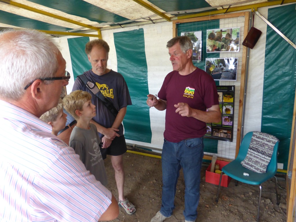 Francis en train d’expliquer sa passion d'apiculteur...