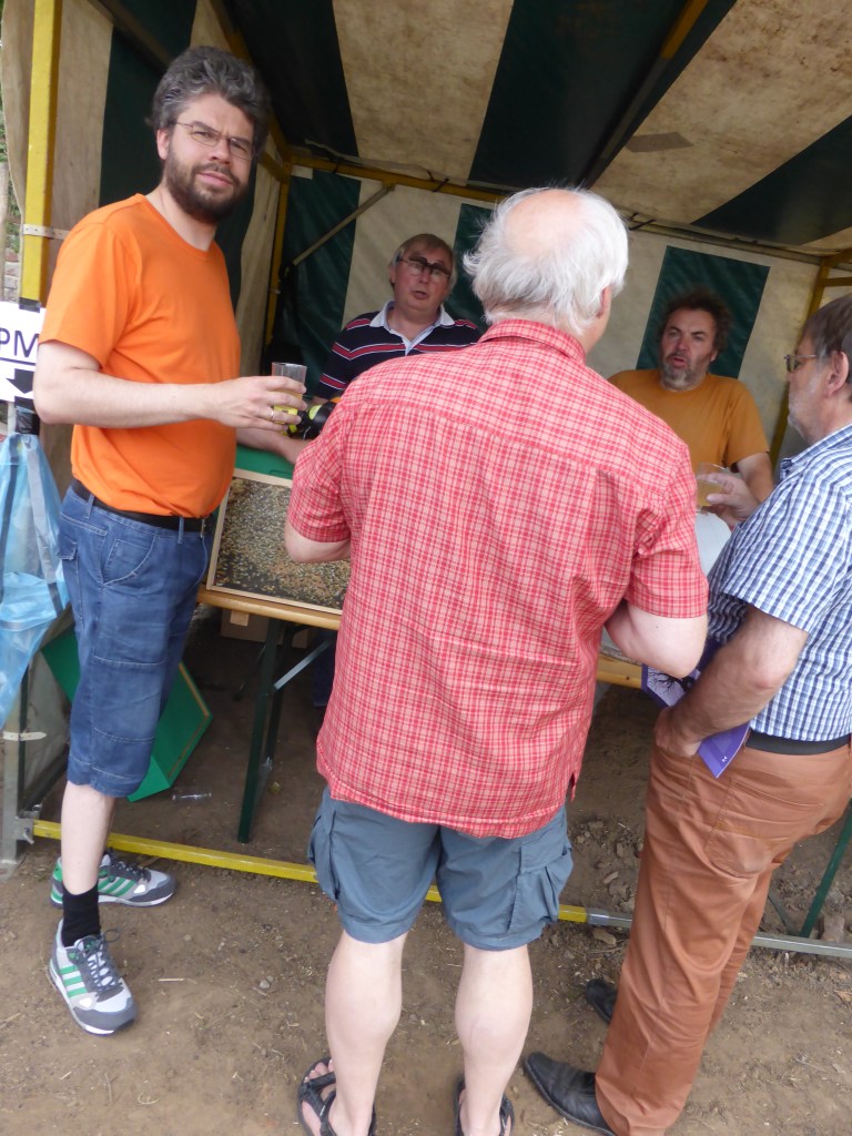 ... pendant que Bruno (g) est déjà passé à "l'apéro de l'apiculteur": recette secrète ... mais délicieux!