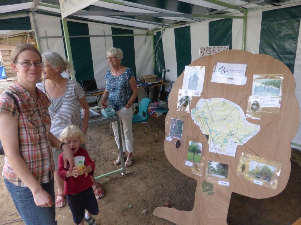 Le jeu didactif au sujet des arbres au stand de l'AEB. A deux, on a réussi a placer les photos, les noms et feuilles d'arbres au bon endroit dans la commune.