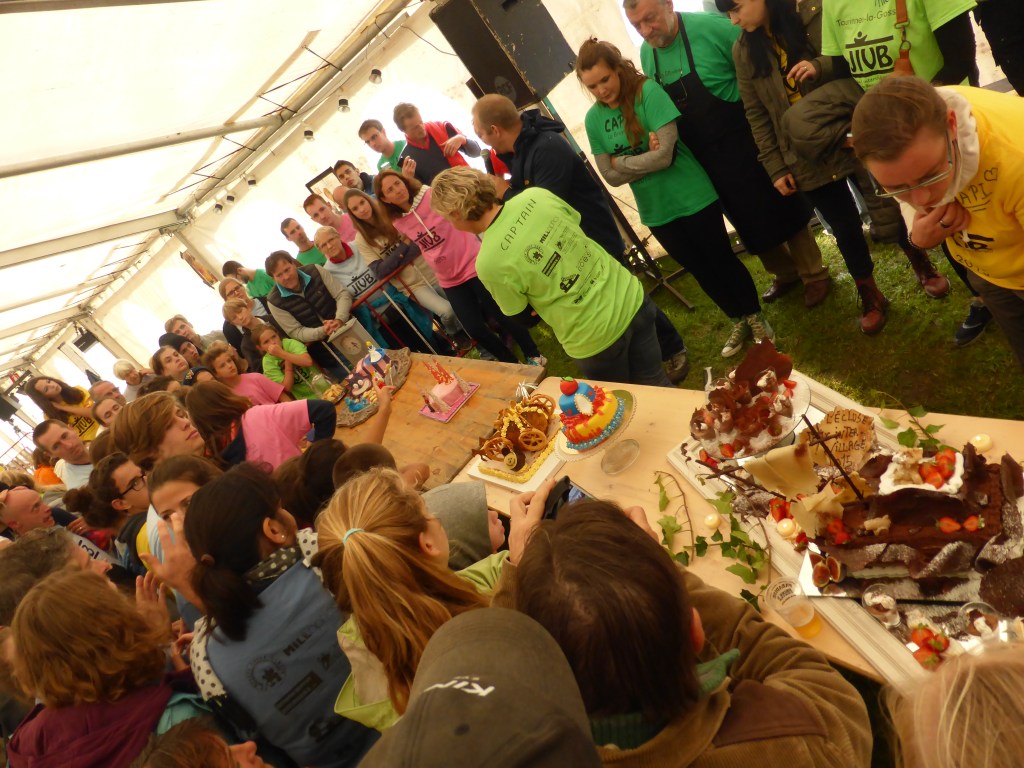 Du monde pour admirer (et gouter) les gateaux!