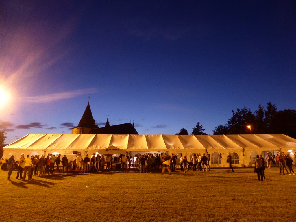 Le chapiteau a coté de l'église de Tourinnes ... une fois de plus l'endroit ou on s'est bien amusé!