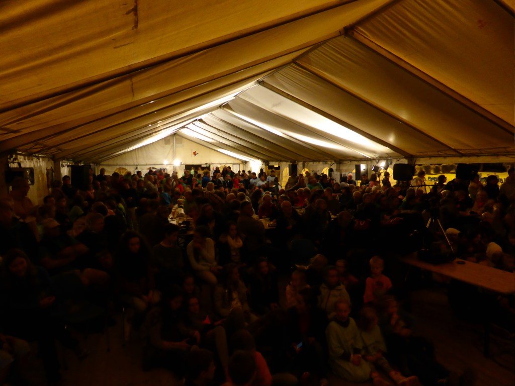 Le chapiteau ... bien rempli!