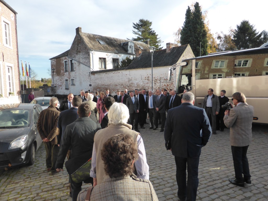 L'arrivée en car et acceuil des bourgmestres roumains