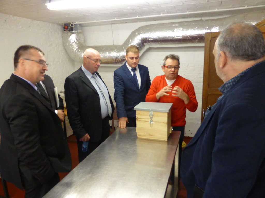 La miellerie didactique - quelques bourgmestres écoutent Vincent Bulteau, conseiller Environnement